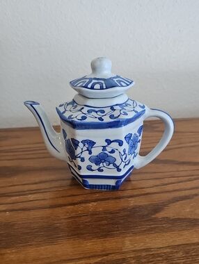 Made In China Blue and White Floral Porcelain Teapot - Tote 9
